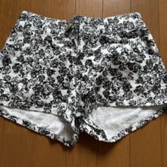 白黒花柄ショートパンツのサムネイル