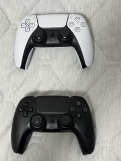 PS5 ワイヤレスコントローラー ブラック ホワイト 2個セットのサムネイル