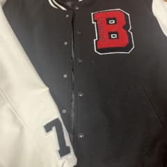 BEAMS スタジャン ブラック/ホワイト Bの刺繍のサムネイル