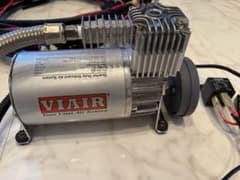 VIAIR エアコンプレッサー ハーネス付き VIAIR エアコンプレッサー ハーネス付き - メルカリ