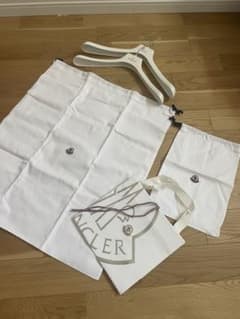 Moncler モンクレール　ハンガー　ショッパー　巾着　付属品セット Moncler モンクレール ハンガー ショッパー 巾着 付属品セット - メルカリ