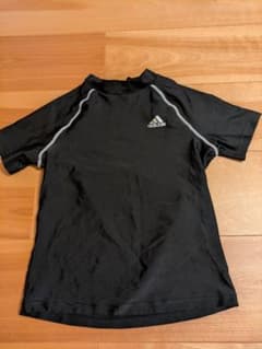 【値下げ】adidas ラッシュガード 半袖 黒 140cmのサムネイル