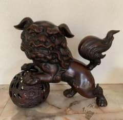 昭和レトロ 金属製 玉乗り獅子 シーサー 縁起物 置物 オブジェ 金属工芸 レトロ 獅子の置物 玉乗り獅子 金属製 縁起物 シーサー 重厚感 - メルカリ