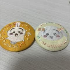 【うさぎ　2種セット】ちいかわ　刺繍缶バッジビスケット２のサムネイル