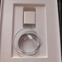 空箱　iPad10世代の空箱と純正充電器のサムネイル