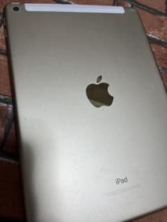 iPad (第5世代)9.7インチ Retinaディスプレイ 32GB Wi-…のサムネイル