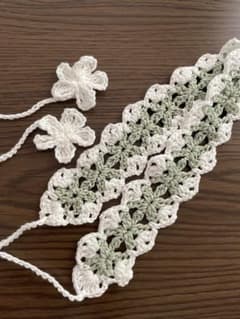 ハンドメイド かぎ編みヘアバンド ヘッドドレス バブーシュカ ホワイト×グリーンのサムネイル