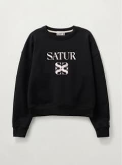 SATUR クルーネック スウェット ブラック ロゴ刺繍 - メルカリ