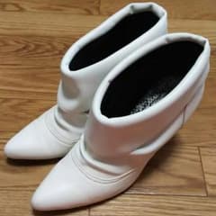 ポインテッドトゥ白ブーティのサムネイル
