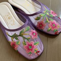 香港 紫の花刺繍スリッパ 74サイズのサムネイル