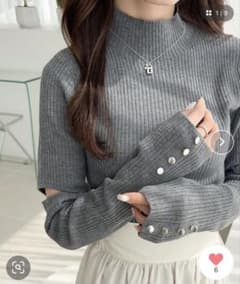 【mily bilet】袖スリット＆ボタン使いハイネックリブニットのサムネイル