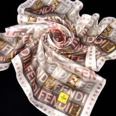 フェンディスカーフ膝掛けハンカチスカーフ真ん中大きズッカ全面ロゴ英