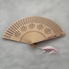 未使用に近い】透かし彫り 木製扇子 ピンク房付き 箱あり 中国工芸品