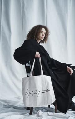 未使用 Yohji Yamamoto ノベルティトートバッグ 白×黒ロゴ 25年 - メルカリ