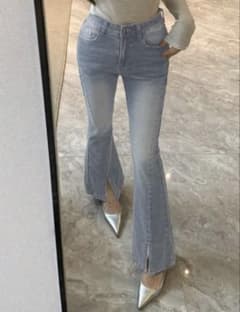 ライトブルー フレアデニムパンツ スリット入りのサムネイル