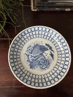 大珍品　中国骨董　清朝期　古染付　青花　輪繋ぎ　鯉　波　巻貝　足付大皿　古伊万里 大珍品 中国骨董 清朝期 古染付 青花 輪繋ぎ 鯉 波 巻貝 足付大皿 古