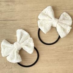 【ホワイト】刺繍リボンヘアゴム 2個セットのサムネイル