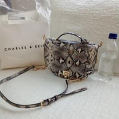 CHARLES & KEITH ヘビ柄ショルダーバッグのサムネイル