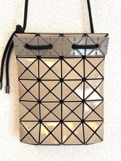 BAOBAO ISSEY MIYAKE ショルダーバッグ サコッシュ ベージュ - メルカリ