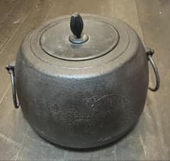 茶道具 鉄釜 鋳鉄製 菊紋様 釜環付き骨董品 - メルカリ