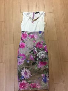 膝丈 花柄ワンピースのサムネイル
