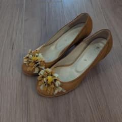 DIANA パンプス フラワーモチーフ キャメルのサムネイル