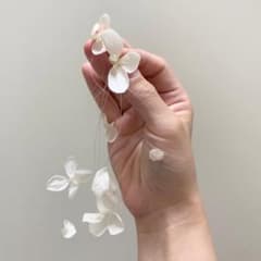 liqui かすみ草カローラ樹脂イヤリングのサムネイル