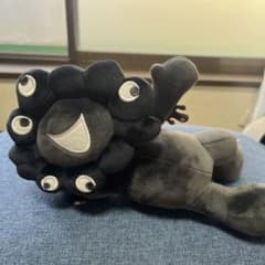 ミャクミャク 黒ミャク くじ 3等 寝そべり ぬいぐるみ ② - メルカリ