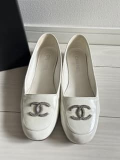 CHANEL ホワイトレザー ローファー CCロゴのサムネイル