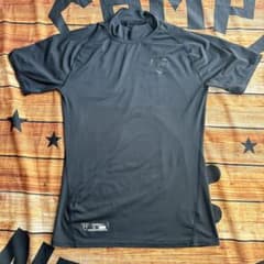 Under Armour ブラック アンダーシャツのサムネイル