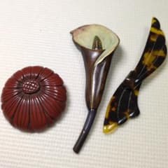 鎌倉彫 菊 ブローチ 3点セット　鎌倉彫　カラー　べっ甲風　３点のサムネイル