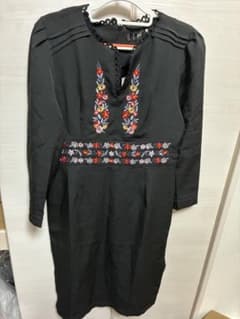 花柄刺繍 ブラック ひざ丈ワンピースのサムネイル