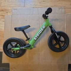 STRIDER 12 Sport バランスバイク グリーンのサムネイル