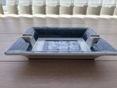 青と白の装飾的な陶磁器皿のサムネイル