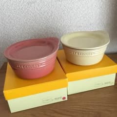 ルクルーゼ／プレートオンディッシュ サーモンピンク カスタードイエロー 限定のサムネイル