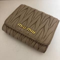 miumiu マテラッセ 3つ折り財布 ピンクベージュのサムネイル