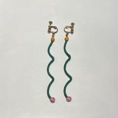 moeq イヤリング ウェーブ グリーン ピンクのサムネイル