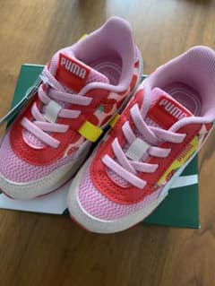 PUMA スニーカー　14センチ　いちご柄のサムネイル