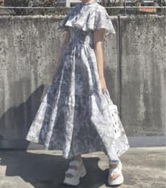 rienda フレアスリーブペイントフラワーワンピース Mサイズのサムネイル