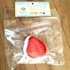 リアルで可愛いスクイーズ いちごクリーム キーホルダーのサムネイル