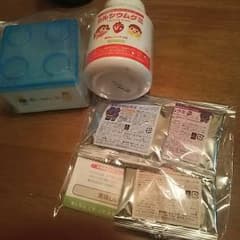 すくすくのっぽくんのイチゴ味とサンプル3つとケースのサムネイル