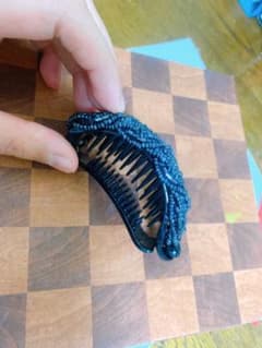 ビーズで装飾　黒　髪留めのサムネイル