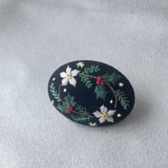 クリスマスの刺繍くるみボタンブローチ｜手刺繍｜オーバルのサムネイル