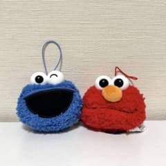 エルモとクッキーモンスターのぬいぐるみのサムネイル