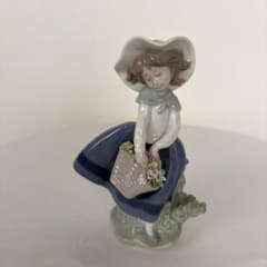 少女の陶器フィギュア 花かご付き - メルカリ