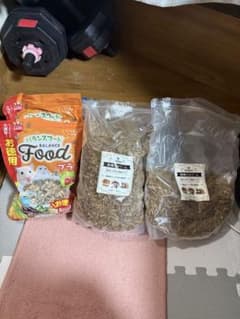 未使用の袋が2つと、使用済みの袋が2つあります。のサムネイル