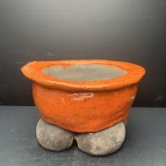 陶器鉢 刻印あり オレンジ 四つ足 約10cm 多肉植物 塊根植物 植木鉢のサムネイル