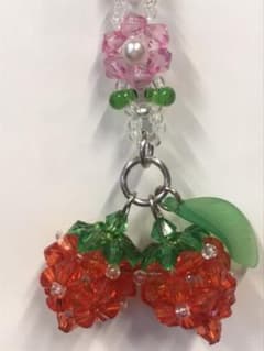 ハンドメイド☆イチゴちゃん☆ビーズストラップのサムネイル