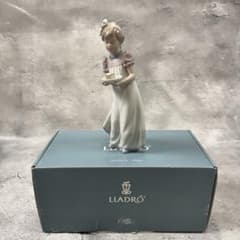 LLADRO リヤドロ ケーキを手に取る少女 陶器人形 置物 LLADRO リヤドロ ケーキを手に取る少女 陶器人形 置物 - メルカリ