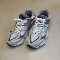 【クリーニング済】New Balance 9060シリーズ グレーのサムネイル